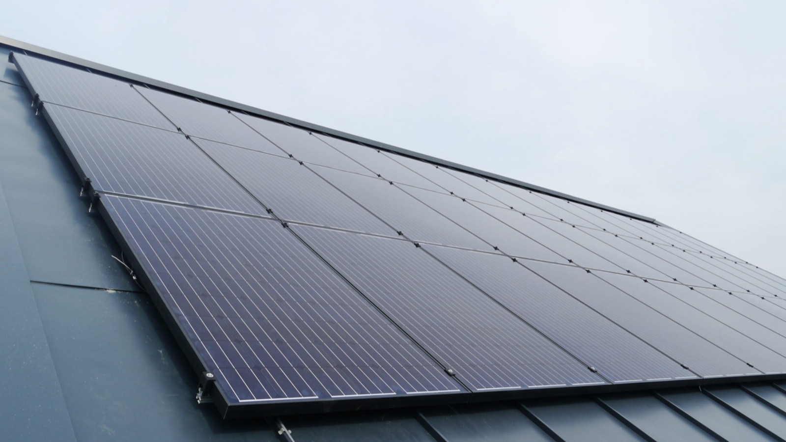 Zwarte zonnepanelen op een dak